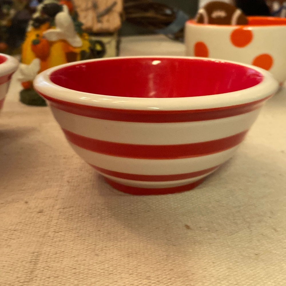 Terramoto Ceramic bowls. Red/white stripe. 4” diameter. Set of 2. Good condition